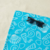Seashells Muster auf Bright Blue Personalisiert Strandtuch (Beispiel)