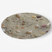 Seashells Nestled in Beach Sand Pappteller (Schrägansicht)