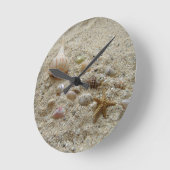 Seashells Nestled in Beach Sand Runde Wanduhr (Winkel)