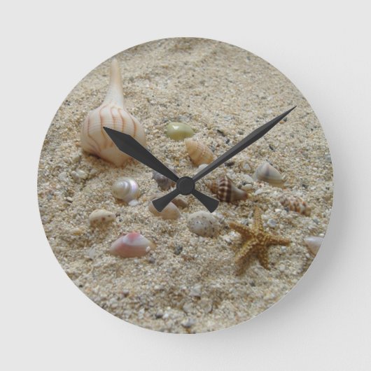 Seashells Nestled in Beach Sand Runde Wanduhr (Vorderseite)