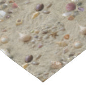 Seashells Nestled in Beach Sand Tischdecke (Schrägansicht)