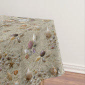 Seashells Nestled in Beach Sand Tischdecke (Beispiel)