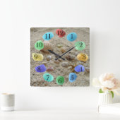 Seashells on Beach Sand with Sea Glass Quadratische Wanduhr (Zuhause)
