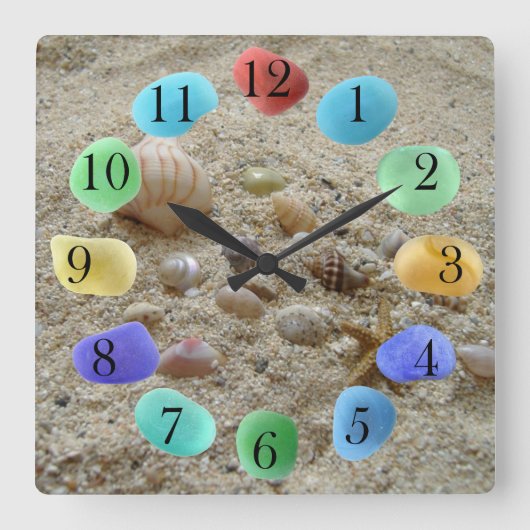 Seashells on Beach Sand with Sea Glass Quadratische Wanduhr (Vorderseite)