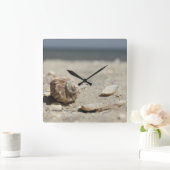Seashells On Sand By The Sea Quadratische Wanduhr (Zuhause)