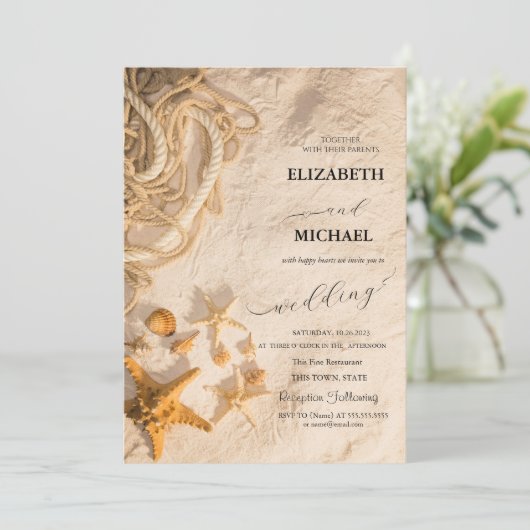Seashells Rope Sand Script Wedding Einladung (Stehend Vorderseite)