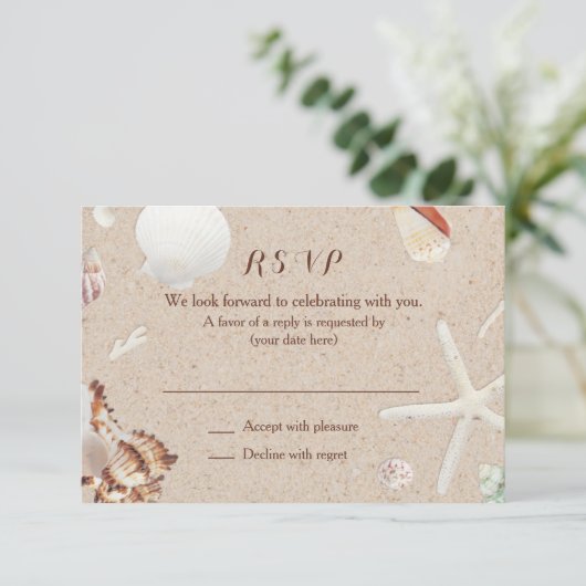 Seashells & Starfish am Strand Wedding UAWG RSVP Karte (Stehend Vorderseite)