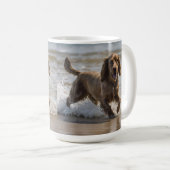 "Seaside Fun: A Cocker Spaniel Play in the Ocean Kaffeetasse (VorderseiteRechts)