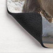 "Seaside Fun: Cocker Spaniel beim Spielen im Ozean Mousepad (Ecke)