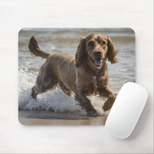 "Seaside Fun: Cocker Spaniel beim Spielen im Ozean Mousepad