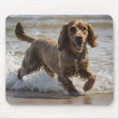 "Seaside Fun: Cocker Spaniel beim Spielen im Ozean Mousepad (Vorne)