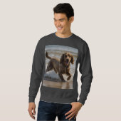 "Seaside Fun: Cocker Spaniel beim Spielen im Ozean Sweatshirt (Vorne ganz)