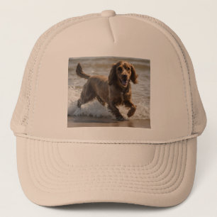 "Seaside Fun: Cocker Spaniel beim Spielen im Ozean Truckerkappe
