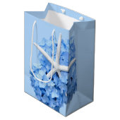 Seaside Garden Blue Floral gratulieren Mittlere Geschenktüte (Vorderseite Schrägansicht)