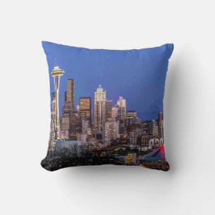 Seattle, Downtown und Mt. Rainier in der Dämmerung Kissen