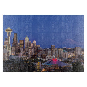 Seattle, Downtown und Mt. Rainier in der Dämmerung Schneidebrett