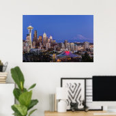 Seattle, Downtown und Rainier am Twilight Poster (Heimbüro)