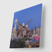 Seattle, Downtown und Rainier am Twilight Quadratische Wanduhr (Winkel)