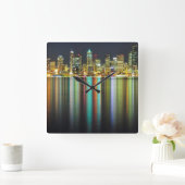 Seattle skyline at night with reflection quadratische wanduhr (Zuhause)