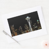 Seattle skyline at night, with space Needle. Rechteckiger Aufkleber (Umschlag)