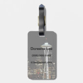 Seattle Skyline in der Nacht, mit Space Needle. Gepäckanhänger (Rückseite vertikal)