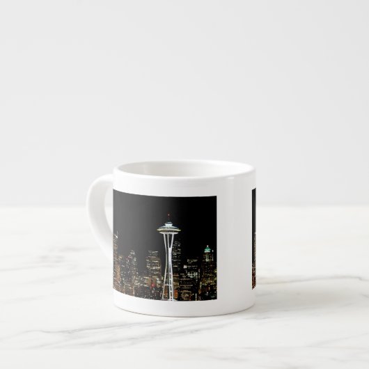 Seattle-Skyline nachts, mit Raum-Nadel Espressotasse (Vorderseite Links)