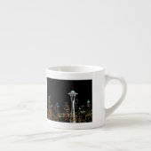 Seattle-Skyline nachts, mit Raum-Nadel Espressotasse (Rechts)
