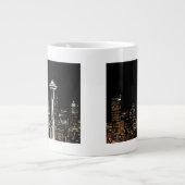 Seattle-Skyline nachts, mit Raum-Nadel Jumbo-Tasse (Vorderseite)