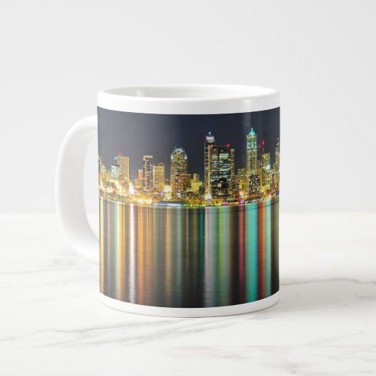 Seattle-Skyline nachts mit Reflexion Jumbo-Tasse (Vorderseite Links)