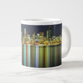 Seattle-Skyline nachts mit Reflexion Jumbo-Tasse (Vorderseite Rechts)