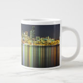 Seattle-Skyline nachts mit Reflexion Jumbo-Tasse (Rechts)