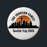 Seattle Skyline Sunset Custom Family Vacation Button<br><div class="desc">Coole individuelle Seattle-Touristenknöpfe mit der Skyline der Stadt bei Sonnenuntergang. Eine Silhouette der städtischen Gebäude in Washington,  inklusive der Raumkanüle über Ihrem personalisierten Text für Ihren Familienurlaub.</div>