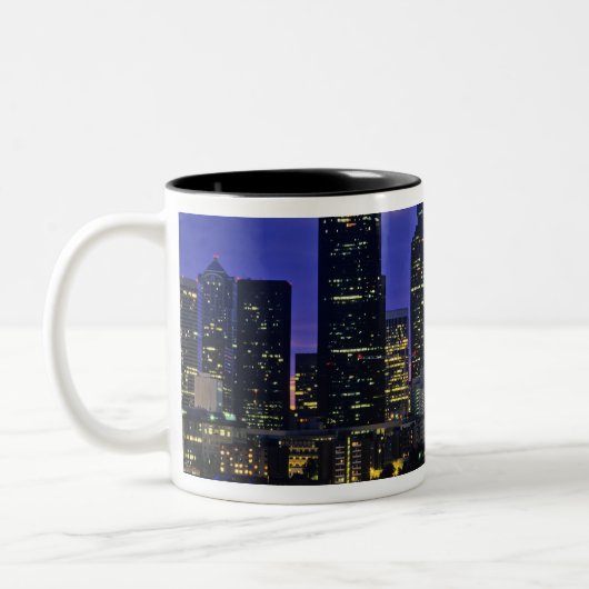 Seattle, Washington Skyline nachts Zweifarbige Tasse (Links)