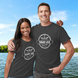 Sebago Lake Maine Personalisiert Town und Name T-Shirt<br><div class="desc">Das Sebago Lake Maine Wasserdesign ist personalisiert mit Ihrer Stadt (wie Raymond, Frye Island, Casco, Windham, Sebago, Neapel und Standish) und auch Ihrem Vor- oder Nachnamen. Dieses Retro-Design im Vintagen Stil zeichnet sich durch einen weißen Kreis, Anker, knisternde Paddeln und ein feines Banner aus, das den Sebago See liest. Ideal...</div>