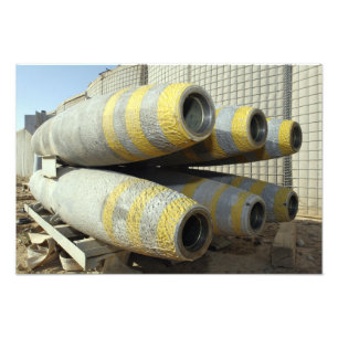 Sechs Bomben GBU-12 sitzen in einem Gestell Fotodruck