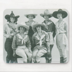 Sechs Cowgirls mit Hüten und Schärpen. Mousepad