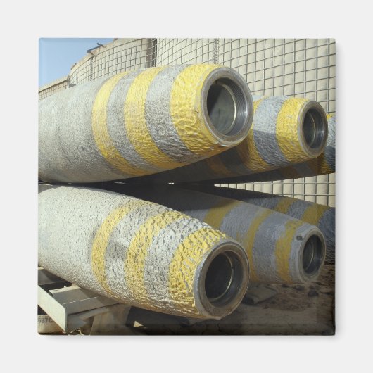 Sechs GBU-12-Bomben sitzen im Rack Magnet (Vorne)