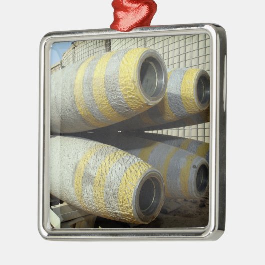 Sechs GBU-12-Bomben sitzen im Rack Ornament Aus Metall (Links)