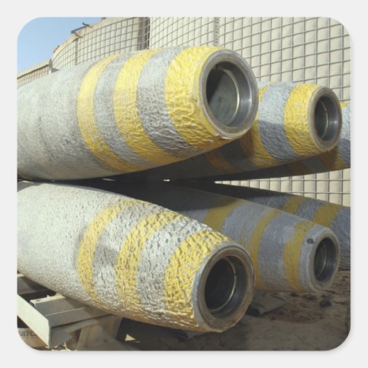 Sechs GBU-12-Bomben sitzen im Rack Quadratischer Aufkleber (Vorderseite)