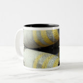 Sechs GBU-12-Bomben sitzen im Rack Zweifarbige Tasse (Vorderseite Links)