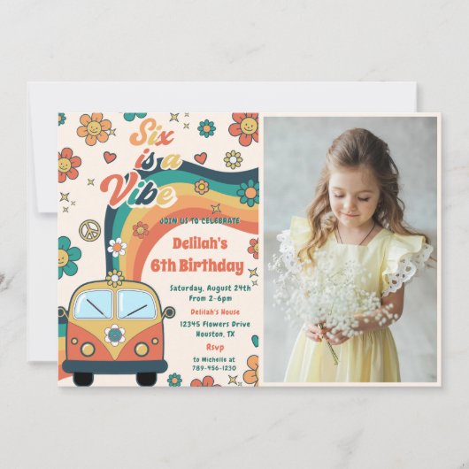 Sechs ist ein Vibe Groovy Retro Floral 6. Geburtst Einladung (Vorderseite)