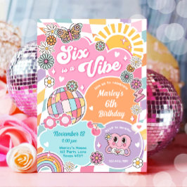 Sechs ist ein Vibe Retro Groovy Preppy Varsity Bir Einladung