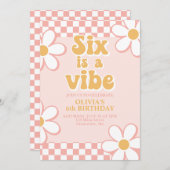 Sechs ist ein Vibe Retro Karo Pink Daisy Einladung (Vorne/Hinten)
