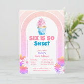 Sechs ist so süß Cupcake Sechster Geburtstag Einladung (Stehend Vorderseite)