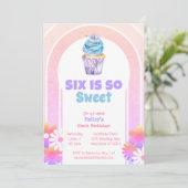 Sechs ist so süß Regenbogen Cupcake Sechster Gebur Einladung (Stehend Vorderseite)