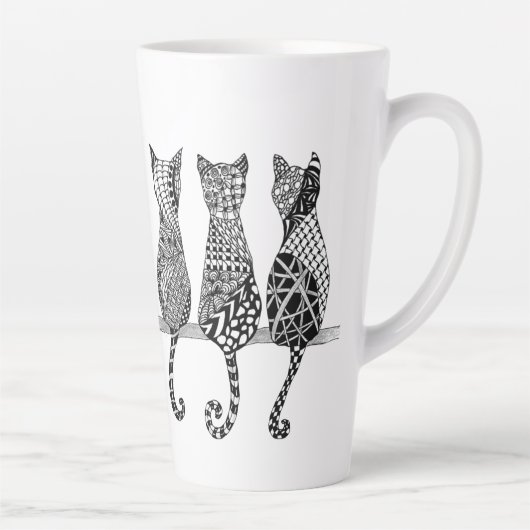 Sechs Kätzchen auf einer Latte-Tasse Milchtasse (Rechts)