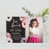 Sechs Sweet Black Pink Foto Donut Birthday Einladung (Stehend Vorderseite)