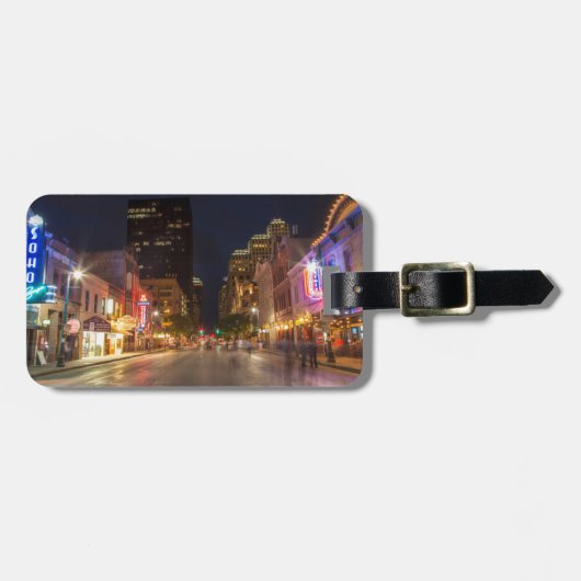 Sechste Straße bei Dusk im Stadtzentrum von Austin Gepäckanhänger (Vorderseite horizontal)