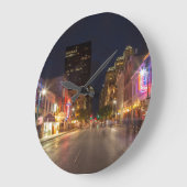 Sechste Straße bei Dusk im Stadtzentrum von Austin Große Wanduhr (Winkel)