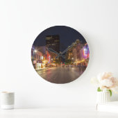 Sechste Straße bei Dusk im Stadtzentrum von Austin Große Wanduhr (Zuhause)